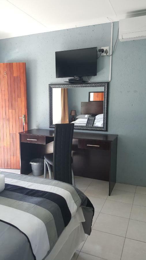 Silver Rest Guesthouse Mafikeng Exterior photo